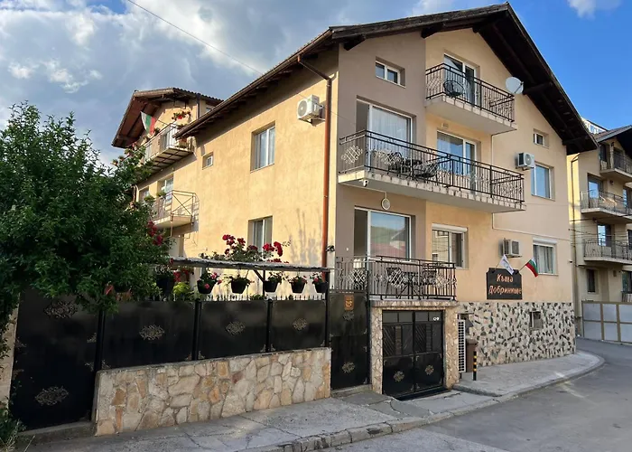 къща Apartman Dobriniste